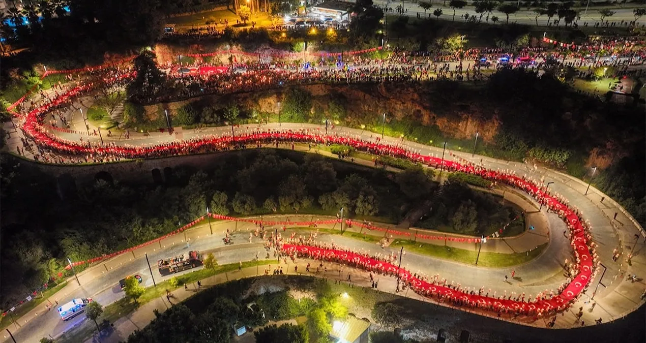 Antalya’da Cumhuriyet Bayramı İçin Fener Alayı Düzenlendi