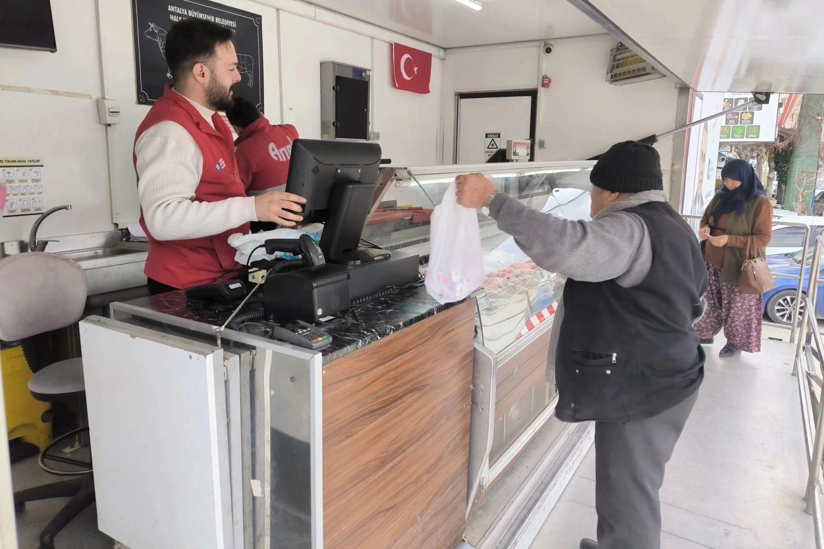 Antalya’da Halk Et TIRI’na Yoğun İlgi!