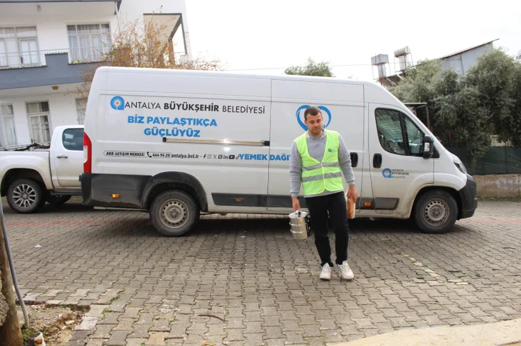 Antalya’da İhtiyaç Sahiplerine Sıcak Yemek Desteği