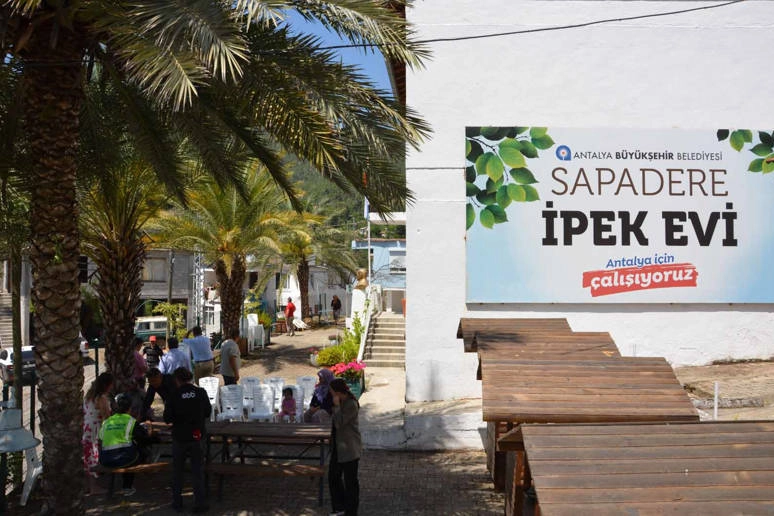 Antalya’da İpek Böcekçilerine 1250 Tabla Desteği