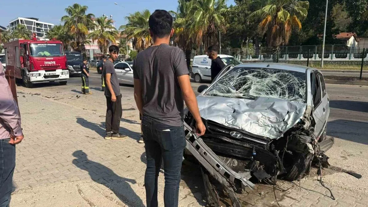 Antalya’da Kaza: Sürücü Sıkıştı, Yaralı Kurtarıldı!