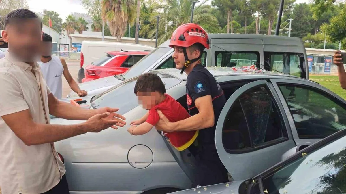 Antalya’da Kilitli Kalan Çocuk İtfaiye ile Kurtarıldı
