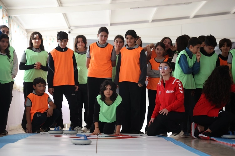 Antalya’da Kız Çocukları Floor Curling ile Buluştular