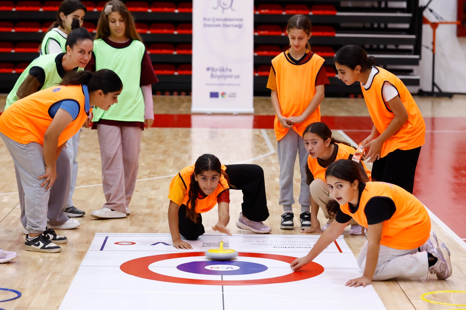 Antalya’da Kız Çocukları Floor Curling ile Tanışıyor