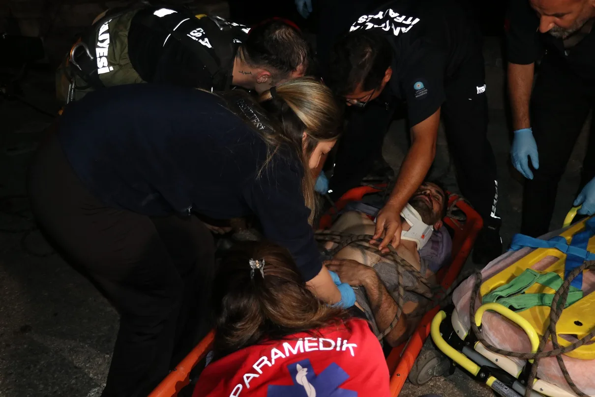 Antalya’da köprüden düşen vatandaşa itfaiye ekipleri müdahale etti!