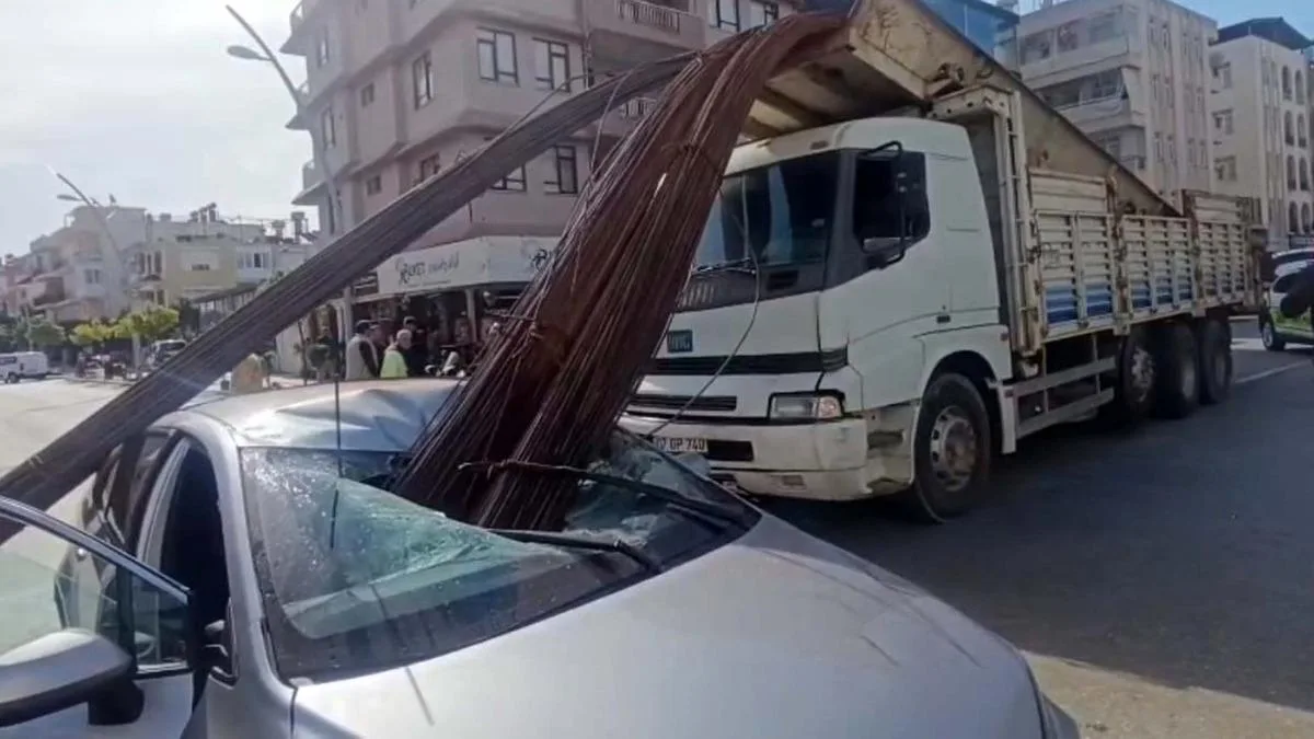 Antalya’da Korkunç Kaza: İnşaat Demirleri Araca Saplandı