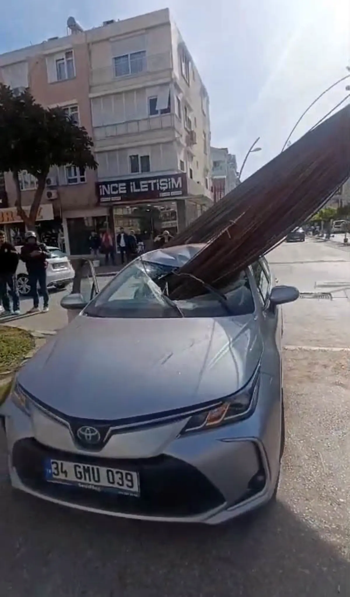 Antalya da korkunç kaza! İnşaat demirleri araca böyle saplandı 7