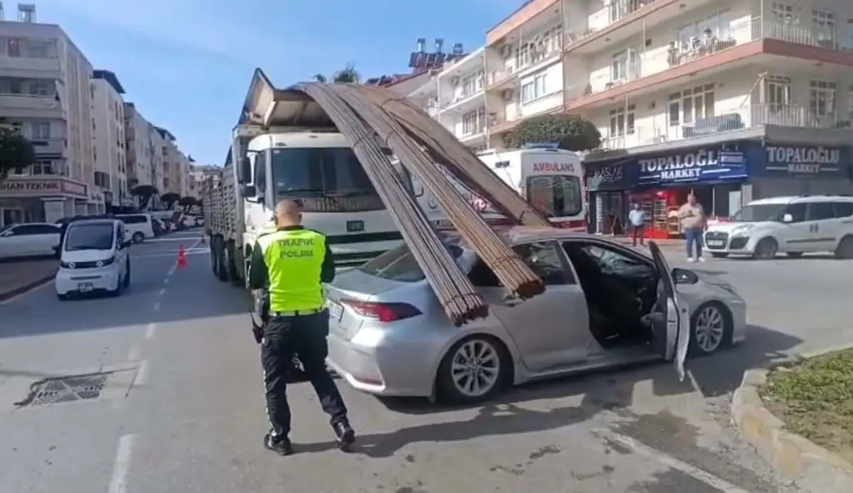 Antalya da korkunç kaza! İnşaat demirleri araca böyle saplandı 2