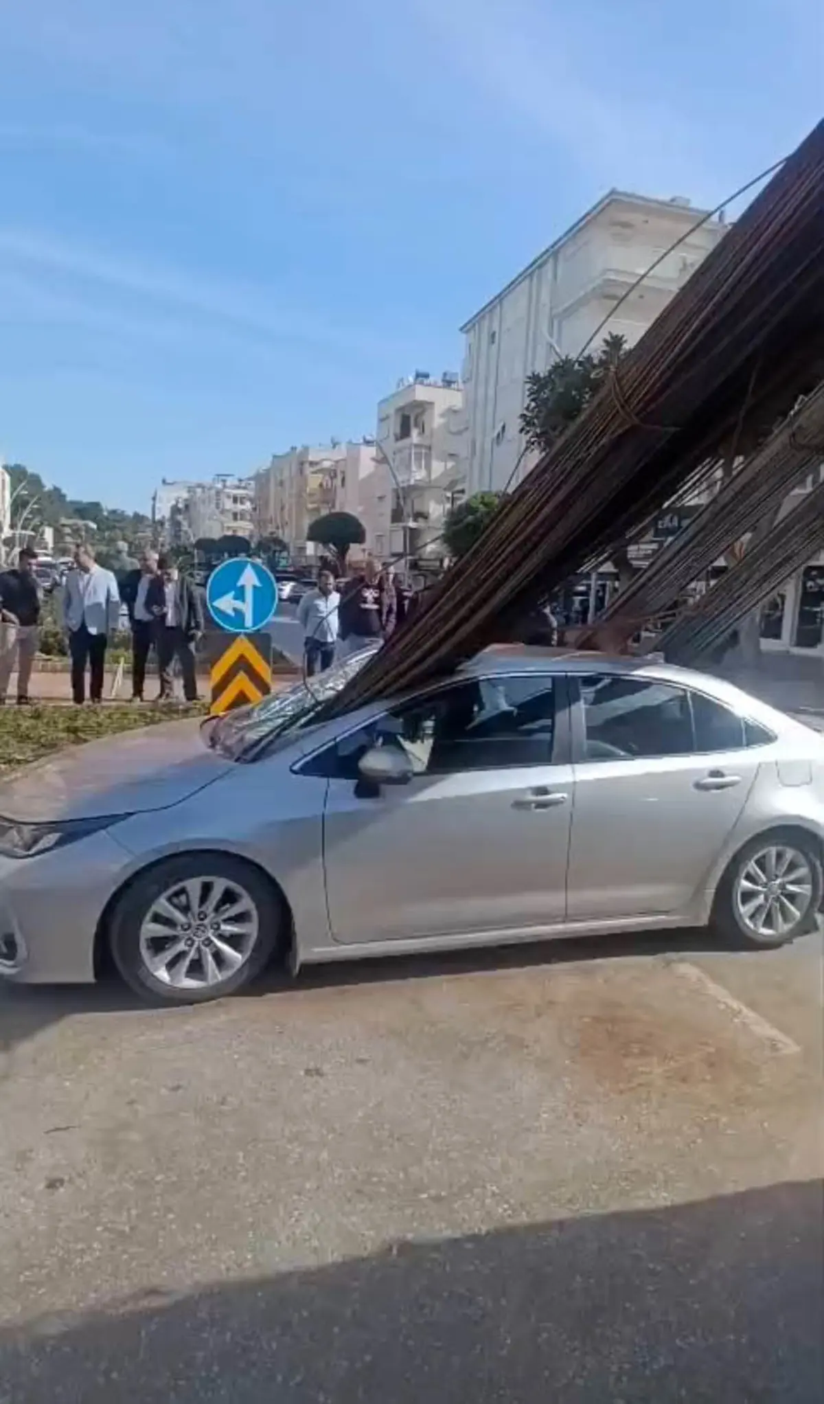 Antalya da korkunç kaza! İnşaat demirleri araca böyle saplandı 8