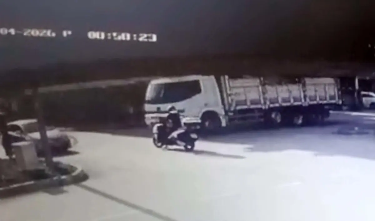 Antalya da korkunç kaza! İnşaat demirleri araca böyle saplandı 3