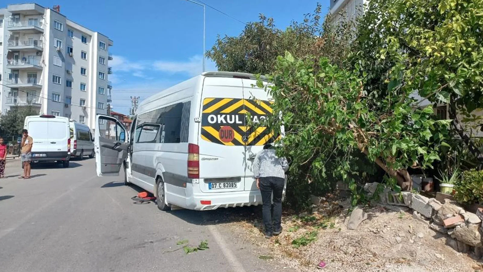 Antalya’da Minibüs Çarpan 9 Yaşındaki Kız Ağır Yaralı