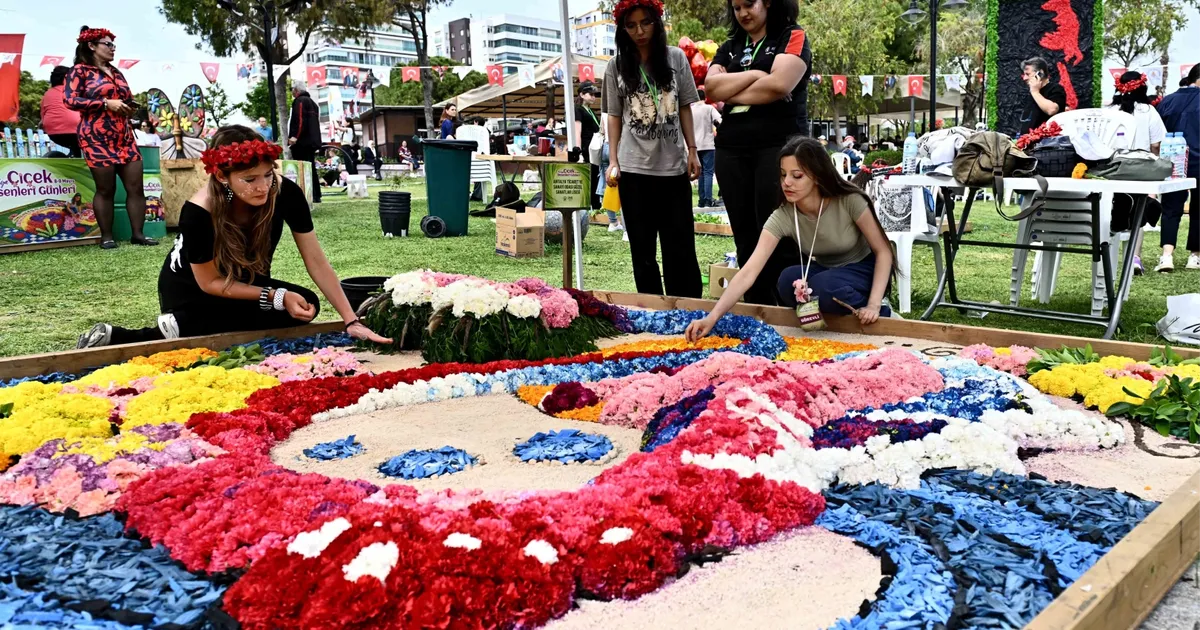 Antalya’da Renkli Çiçek Desenleri Yarışması!