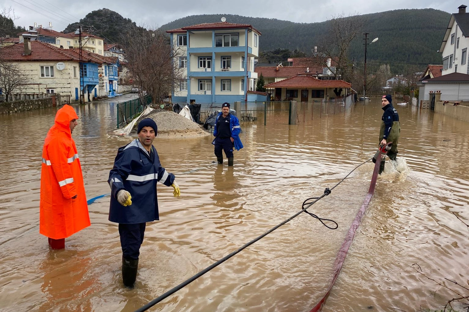 Antalya’da Sel Felaketi: Ekipler Gece Gündüz Çalışıyor