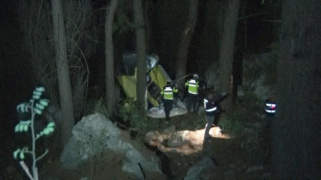 Antalya’da feci kaza! 50 metrelik uçuruma yuvarlanan araçta 2 kişi öldü, 4 kişi yaralandı