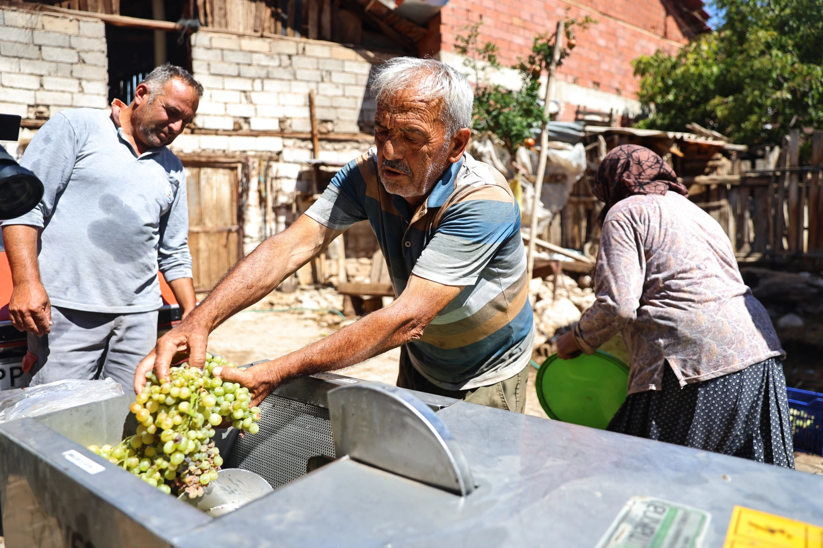 Antalya’da Üreticilere Üzüm Sıkma Makinesi Desteği