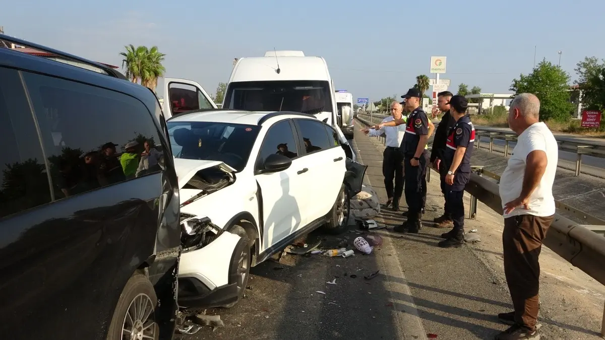 Antalya da 6 araç birbirine girdi, çok sayıda yaralı var! Korkunç iddia 11