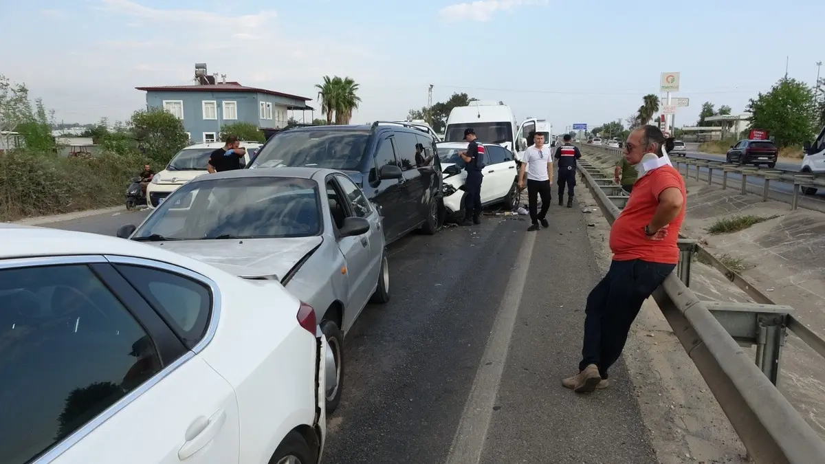 Antalya da 6 araç birbirine girdi, çok sayıda yaralı var! Korkunç iddia 10