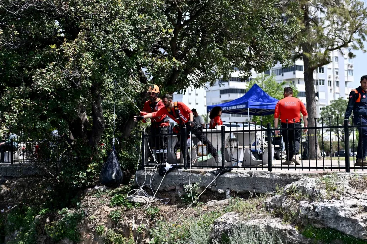 Antalya Falezlerinde Dev Temizlik Etkinliği