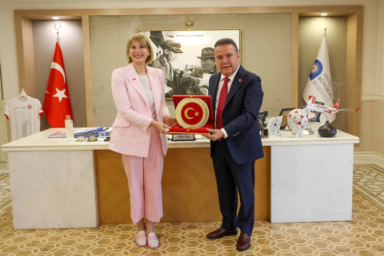 Antalya, İngiltere ile Turizm ve Tarımda Güçleniyor