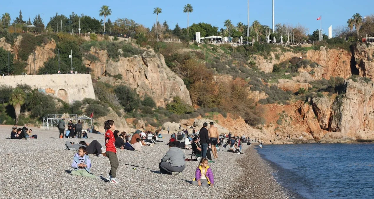 Antalya Sahili’nde Yaz Coşkusu: Kalabalık Görüntüler