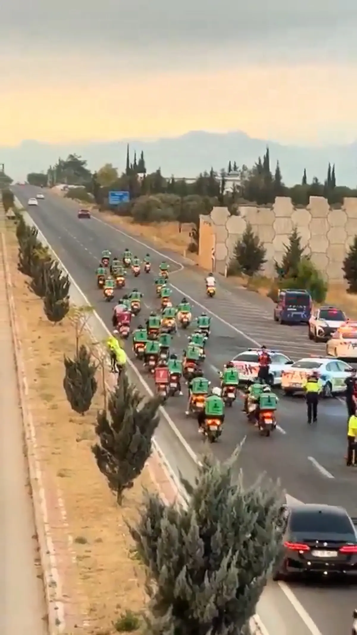 Antalya daki yangında 3. günde kahreden haber... Herkes seferber oldu: Kuryeler erzak taşıyor, mahalleli havuz dolduruyor! 3
