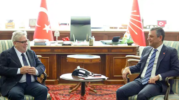 AP Raportörü Amor, CHP Lideri Özel ile Görüştü
