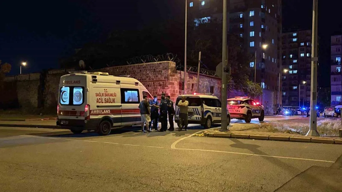 Apartman Önünde Kavga: 2 Yaralı, Polis Olayda!