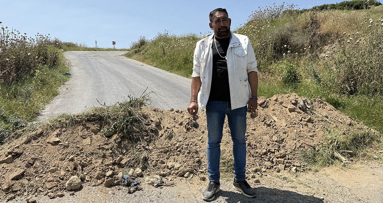 Arazisindeki İzinsiz Yolu Trafiğe Kapattı!