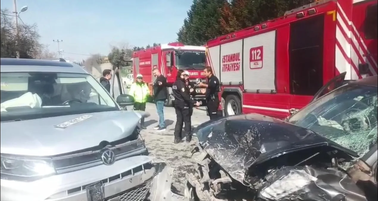 Arnavutköy’de Kaza: 3 Yaralı, Sıkışan Sürücü Kurtarıldı