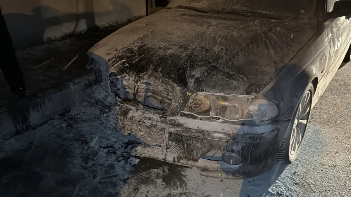 Arnavutköy’de Park Halindeki Araçta Yangın!