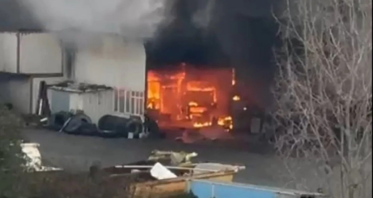 Arnavutköy’de TIR Tamirhanesinde Yangın Çıktı!