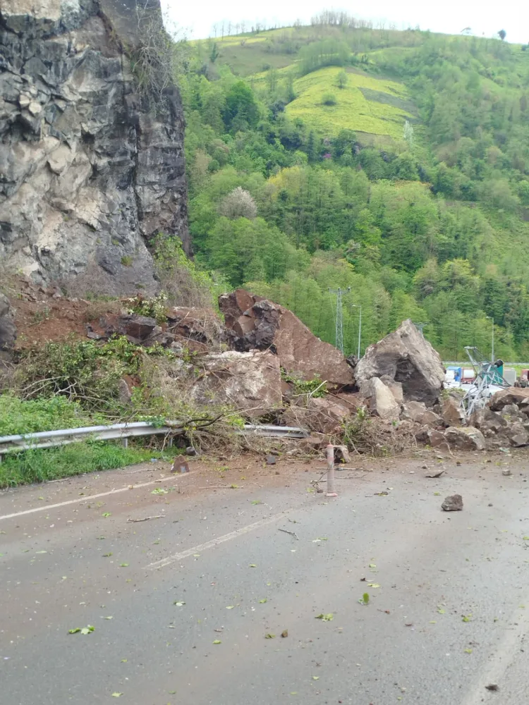 Artvin’de Heyelan: Hopa Yolu Kapatıldı!