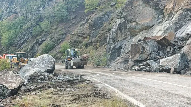 Artvin de heyelan nedeniyle köy yolu ulaşıma kapandı 2