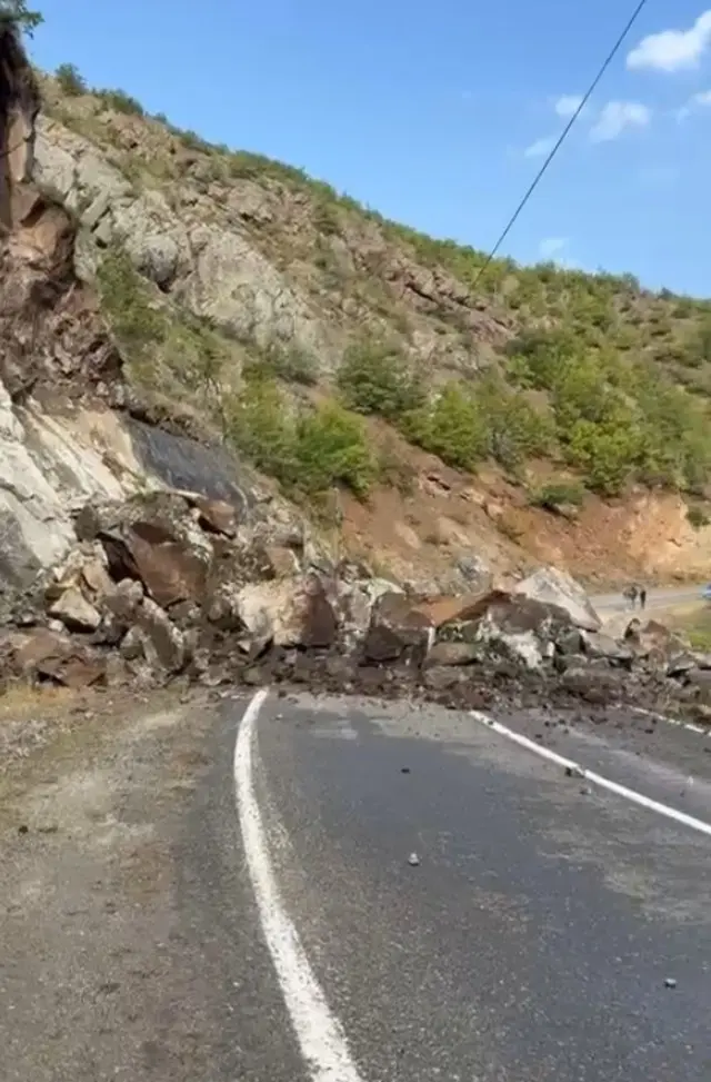Artvin de heyelan nedeniyle köy yolu ulaşıma kapandı 3