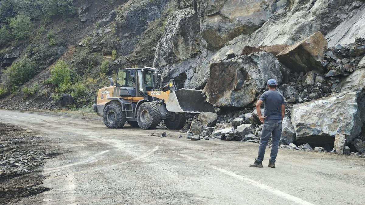 Artvin’de Heyelan: Köy Yolu Ulaşıma Kapandı!