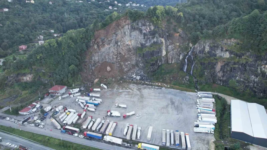 Artvin’de Heyelan: Tır Parkında 1 Kişi Hayatını Kaybetti