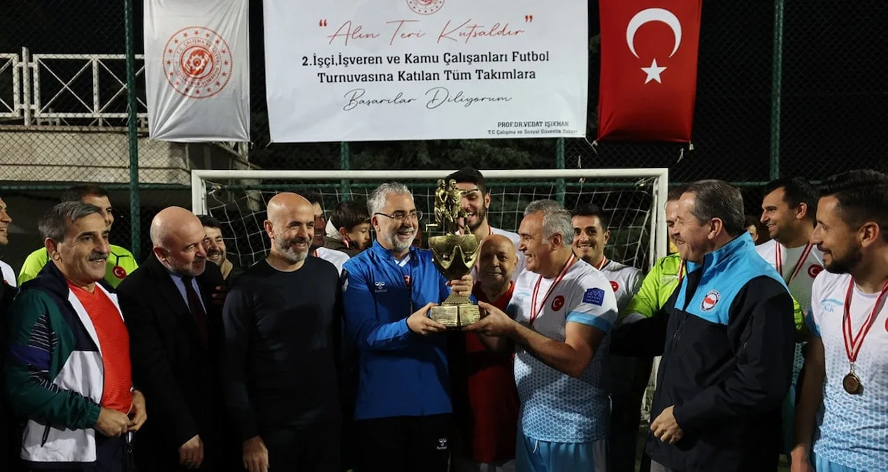 Asgari Ücret Açlık Sınırında, Bakan Futbola Daldı!