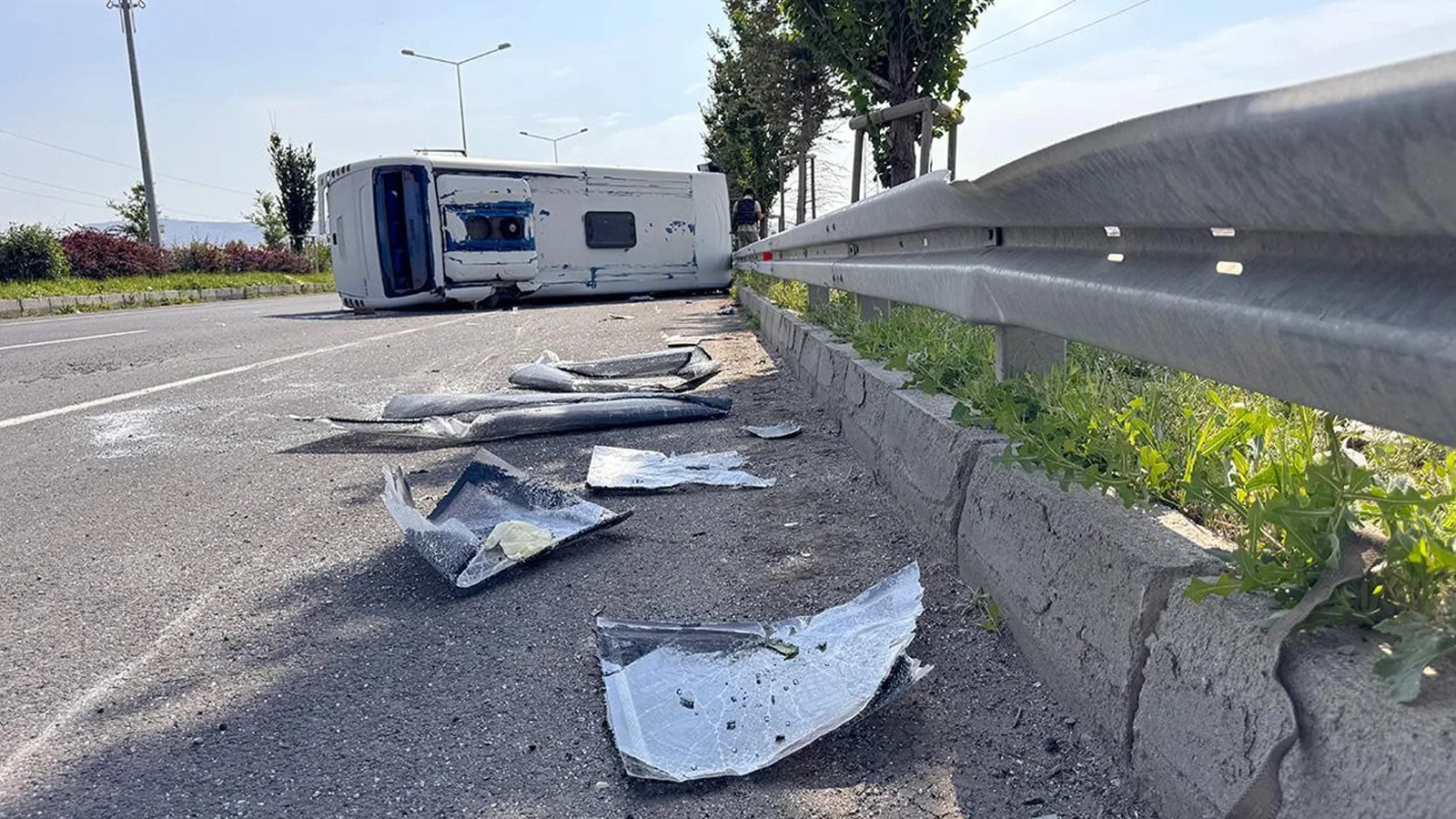 Askeri Midibüs Devrildi: 13 Yaralı!