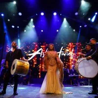 1786101057<em>594</em>Asli-Hunelden-Acikhavada-muzik-ziyafeti.jpeg