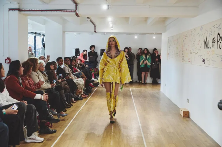 Aslıhan Akan, Londra Moda Haftası’nda Fırtına Gibi!