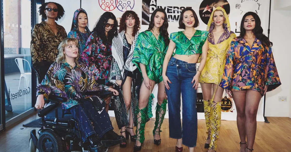 Aslıhan Akan, Londra Moda Haftası’nda Fırtına Gibi!