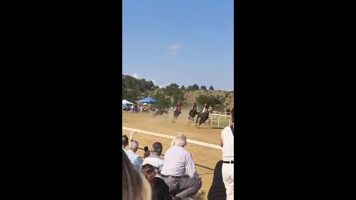 At yarışında korkunç an! Kafa kafaya çarpıştılar: 1 jokey yaralı 2 at öldü 3