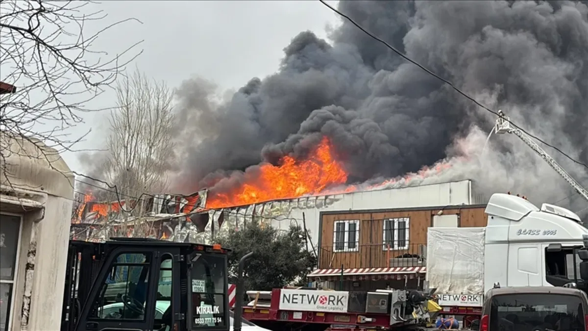 Ataşehir’de Korkutan Fabrika Yangını!