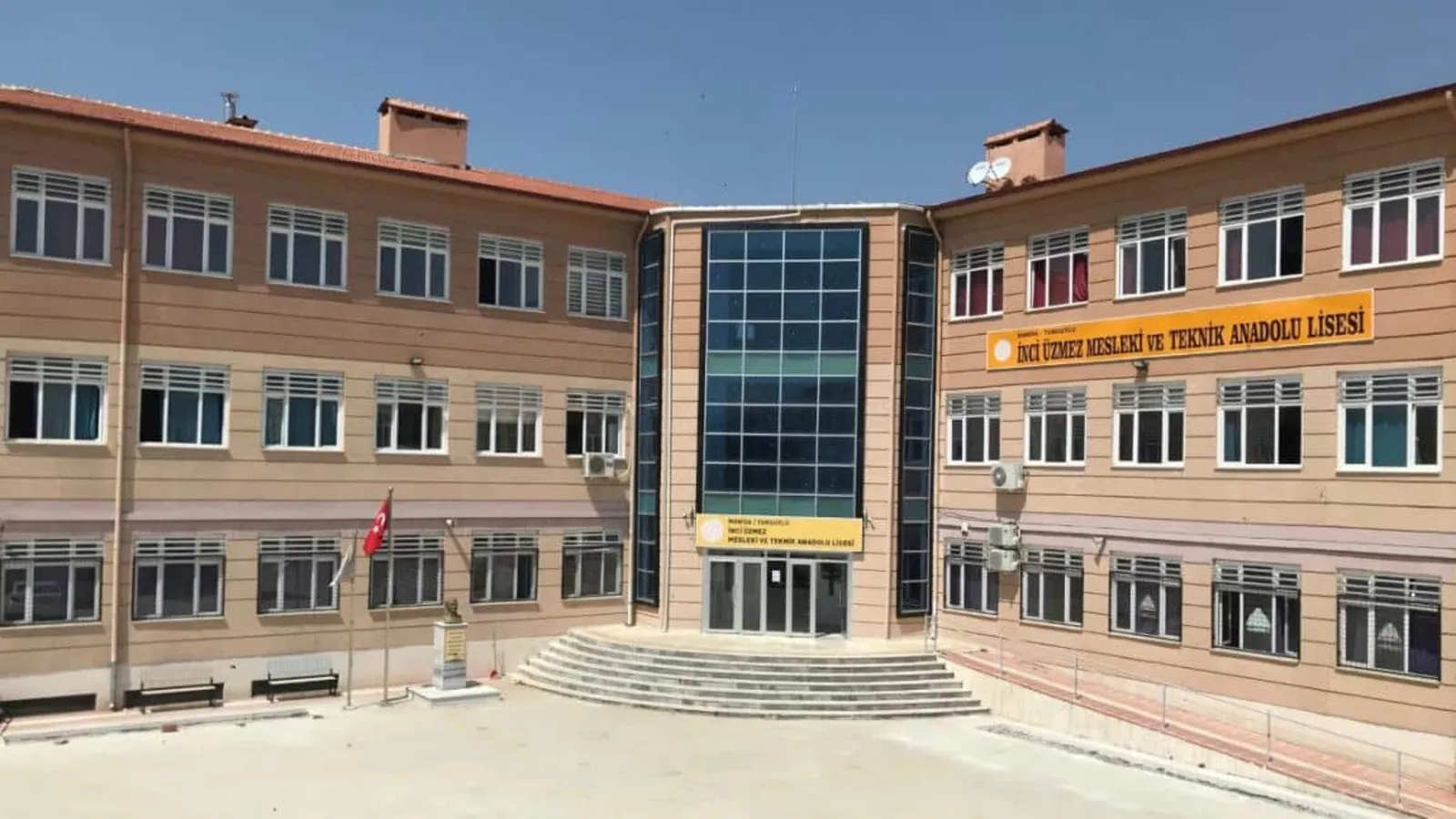 Atatürk’e Hakaret Eden Öğretmene Tepki Yağdı!