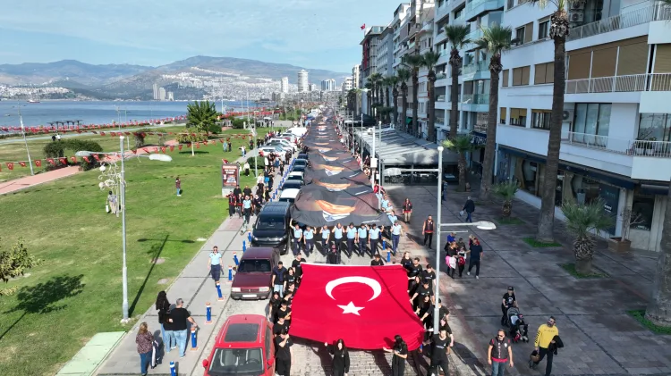 Atatürk İçin İzmir’de Dev Posterle Yürüyüş!