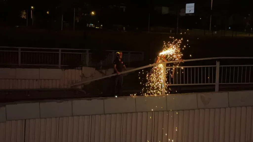 Avcılar’da Asfalt Kamyonu Düştü, Şoför Hastaneye Kaldırıldı