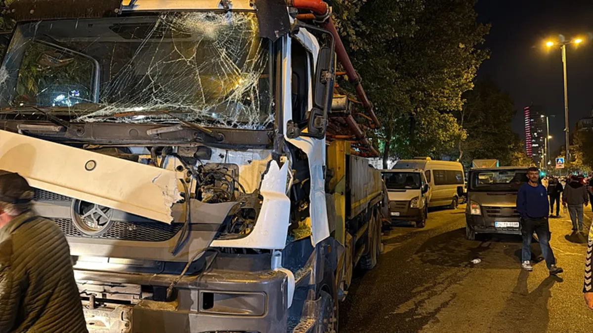Avcılar’da Beton Pompası Park Halindeki Araçlara Çarptı