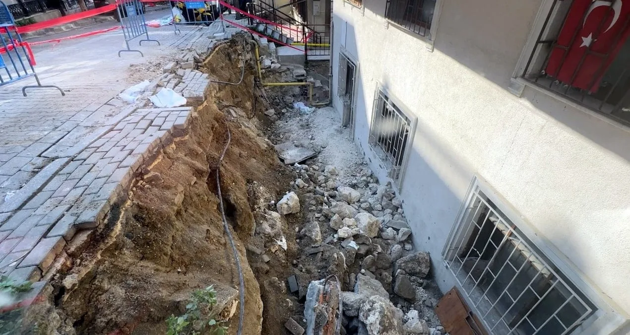Avcılar’da İstinat Duvarı Çöktü, Facia Önlenmiş