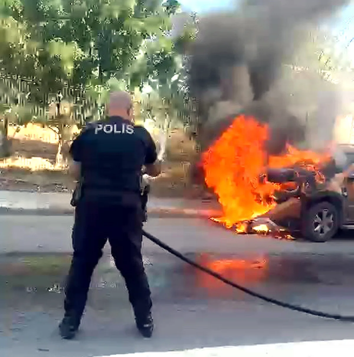 Avcılar’da Otomobil Yangını, Yunus Polisi ve Su Tankeri ile Söndürüldü