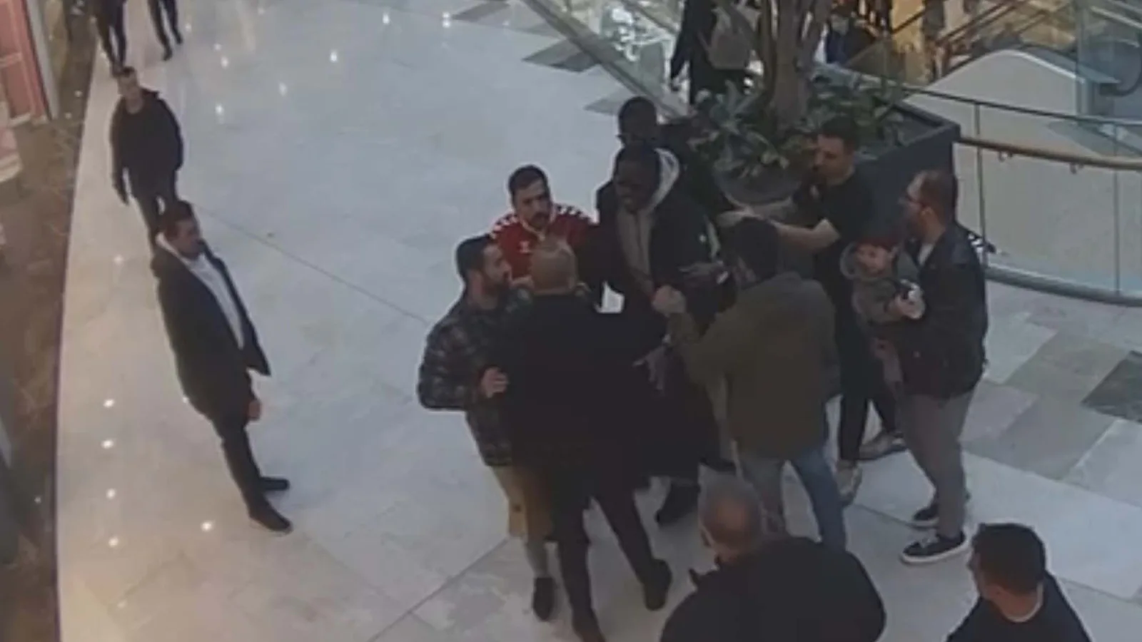 AVM’de Futbolcuya Silahlı Saldırı!